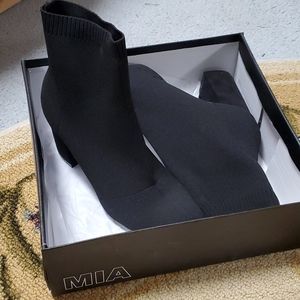 Nwt MIA Erika sock booties black